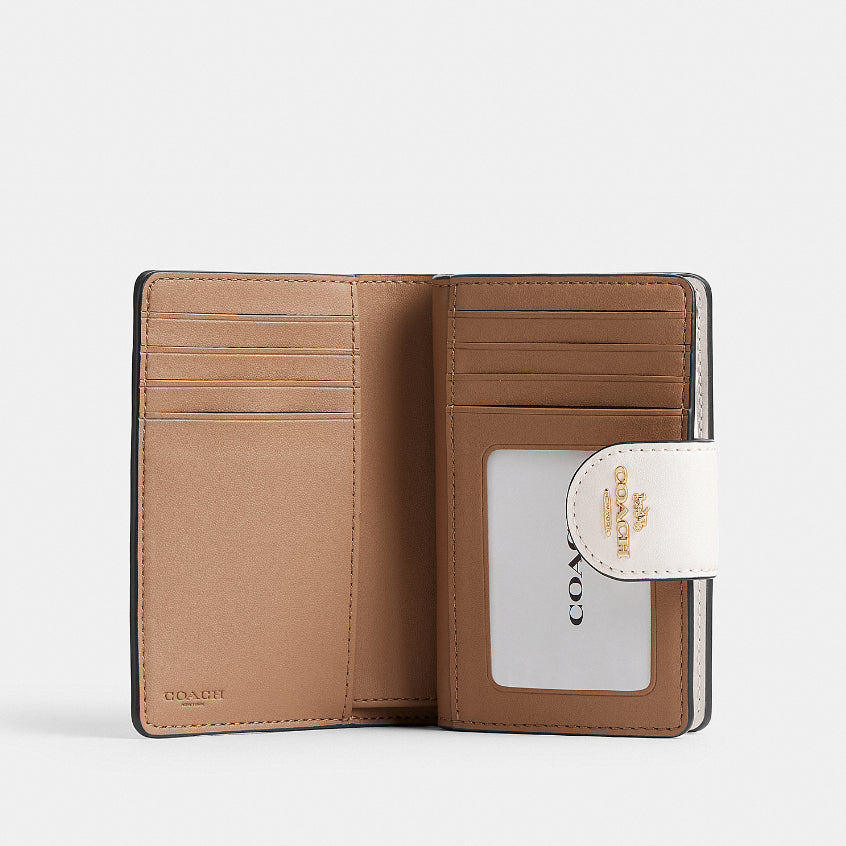 กระเป๋าสตางค์ผู้หญิง รุ่น Medium Corner Zip Wallet In Signature Canvas