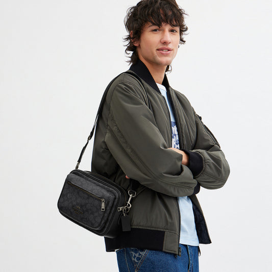 กระเป๋าสะพายข้างผู้ชาย รุ่น Elias Crossbody In Signature Canvas