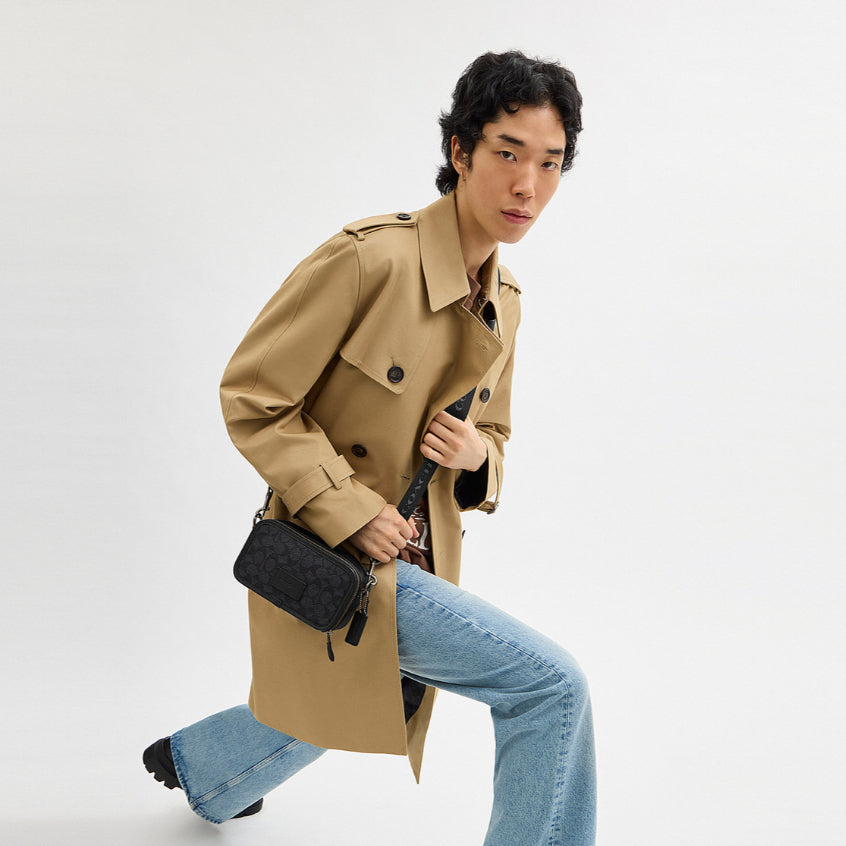 กระเป๋าสะพายข้างผู้ชาย รุ่น Wyatt Crossbody Bag In Signature Canvas