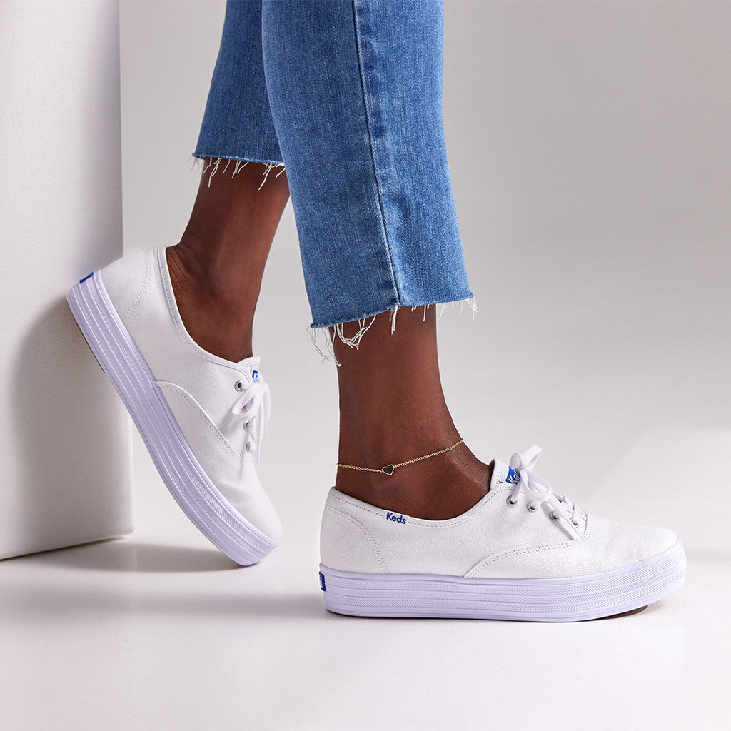 รองเท้าผ้าใบ ผู้หญิง รุ่น The Platform Canvas