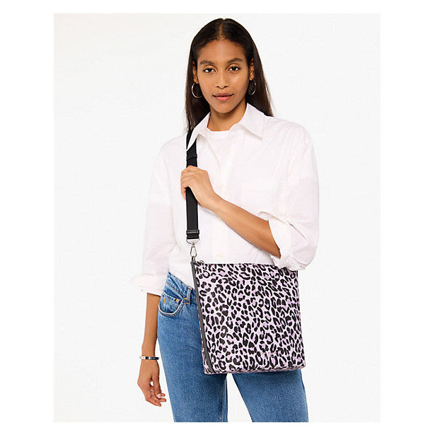 กระเป๋าสะพายผู้หญิง รุ่น Chelsea Large Duffle Crossbody