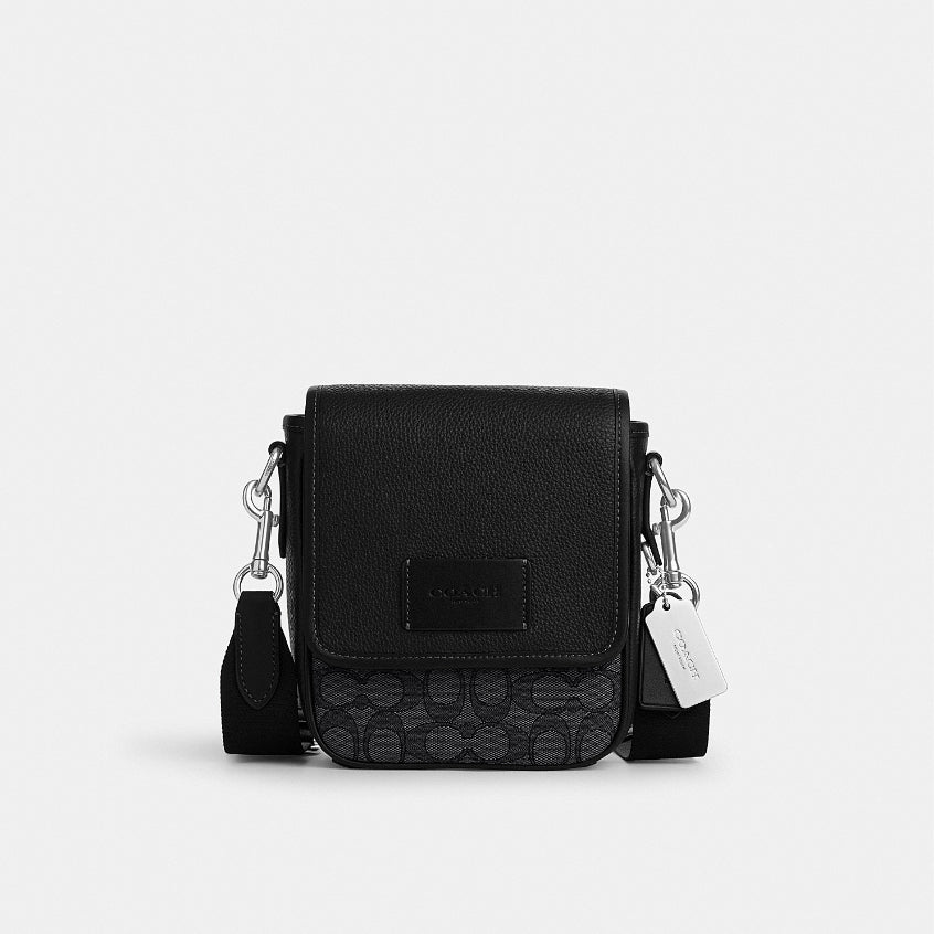 กระเป๋าสะพายข้างผู้ชาย รุ่น Lucas Crossbody In Signature Jacquard