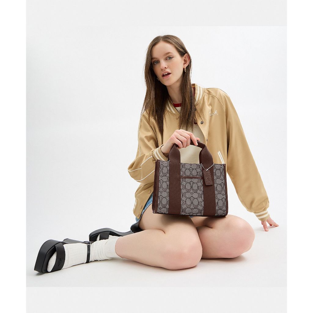 กระเป๋าสะพายผู้หญิง รุ่น Smith Tote Bag 24 In Signature Jacquard