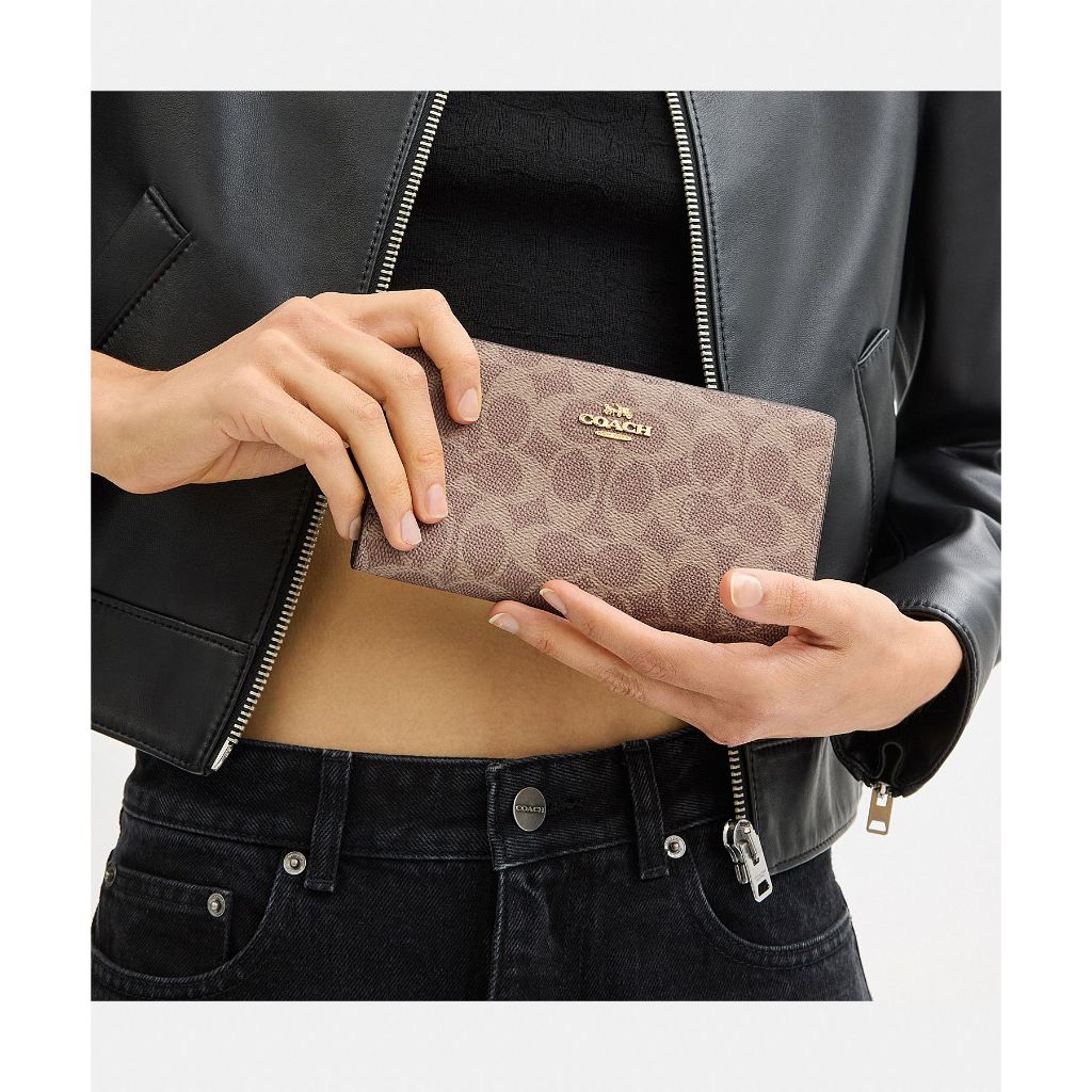 กระเป๋าสตางค์ผู้หญิง รุ่น Slim Zip Wallet In Signature Canvas