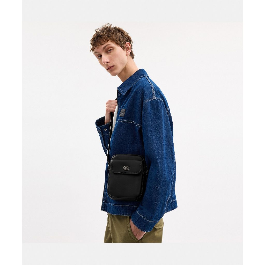 กระเป๋าสะพายข้างผู้ชาย รุ่น Turnlock Crossbody Bag