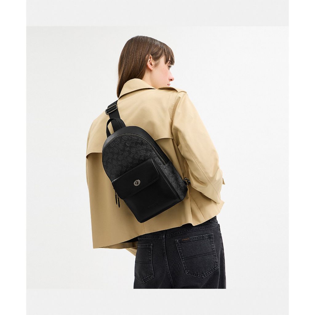 กระเป๋าคาดอกผู้ชาย รุ่น Turnlock Sling Pack In Signature Canvas