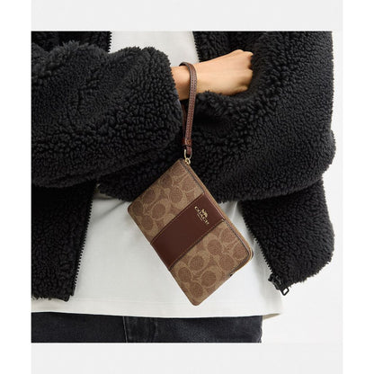 กระเป๋าคล้องมือผู้หญิง รุ่น Corner Zip Wristlet In Signature Canvas With Stripe
