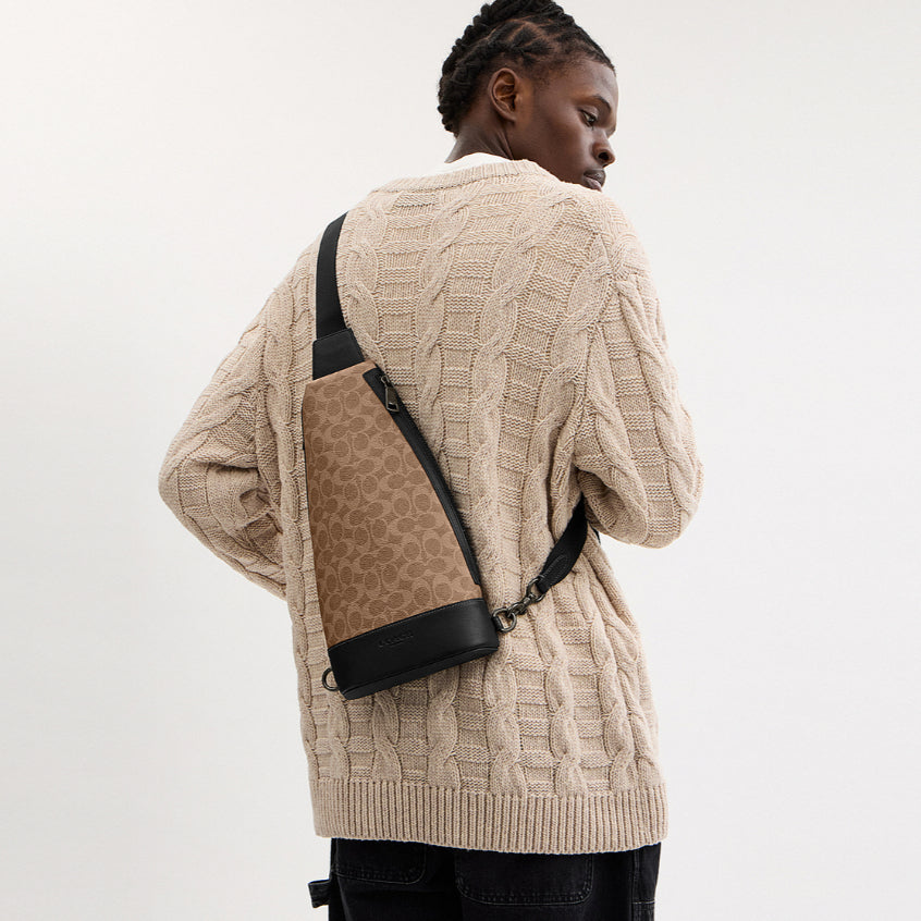 กระเป๋าคาดอกผู้ชาย รุ่น Dominic Sling Pack In Signature Canvas