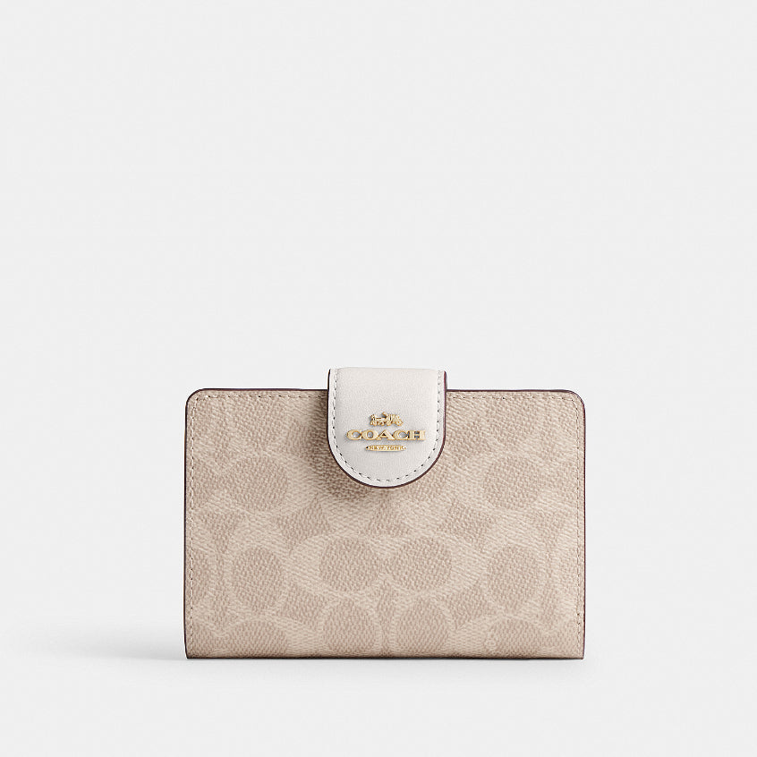 กระเป๋าสตางค์ผู้หญิง รุ่น Medium Corner Zip Wallet In Signature Canvas