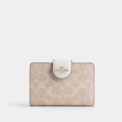 กระเป๋าสตางค์ผู้หญิง รุ่น Medium Corner Zip Wallet In Signature Canvas