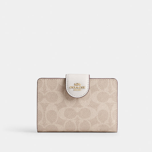 กระเป๋าสตางค์ผู้หญิง รุ่น Medium Corner Zip Wallet In Signature Canvas