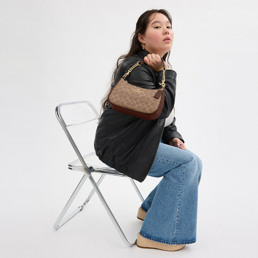 กระเป๋าสะพายผู้หญิง รุ่น Teri Shoulder Bag In Signature Canvas