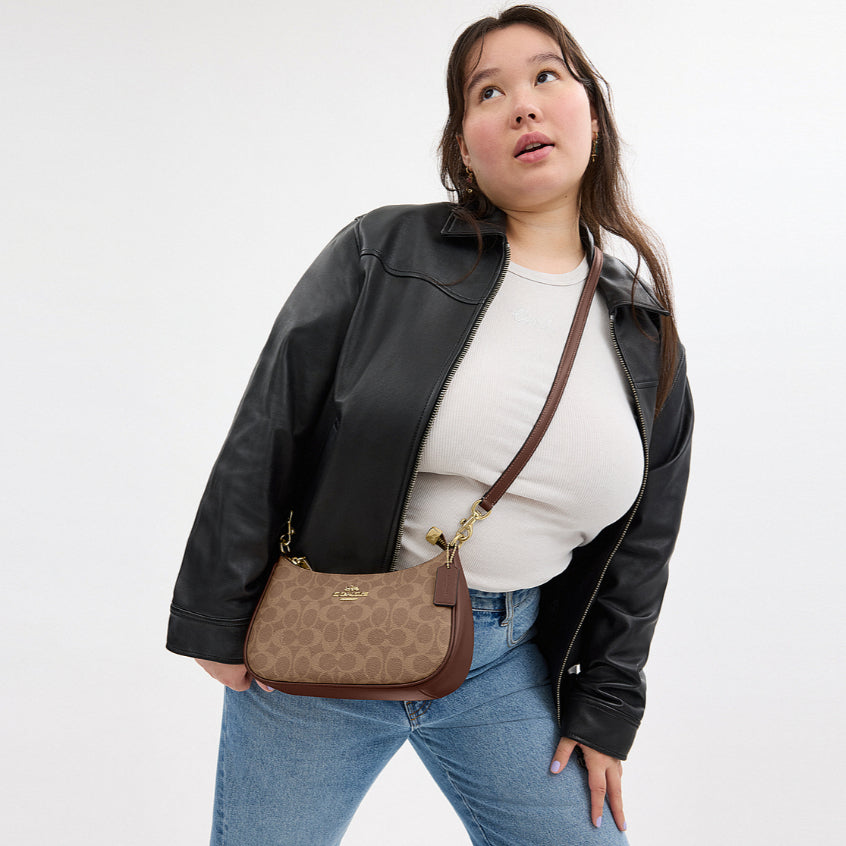 กระเป๋าสะพายผู้หญิง รุ่น Teri Shoulder Bag In Signature Canvas