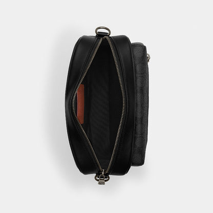 กระเป๋าสะพายข้างผู้ชาย รุ่น Elias Crossbody In Signature Canvas