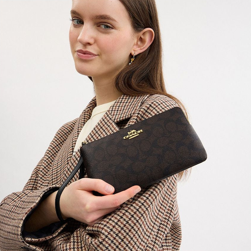 กระเป๋าคล้องมือผู้หญิง รุ่น Large Corner Zip Wristlet In Signature Canvas