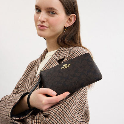 กระเป๋าคล้องมือผู้หญิง รุ่น Large Corner Zip Wristlet In Signature Canvas
