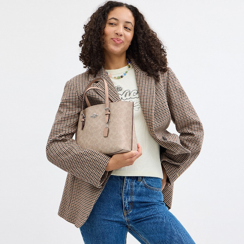กระเป๋าสะพายผู้หญิง รุ่น Mollie Tote Bag 25 In Signature Canvas