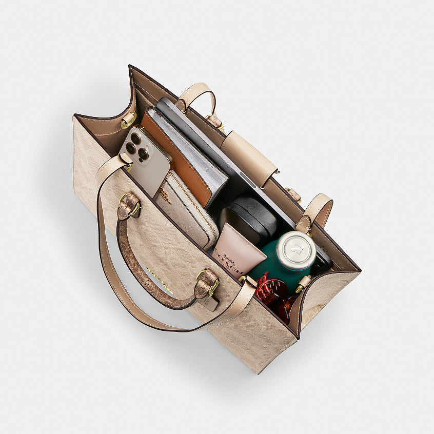 กระเป๋าสะพายผู้หญิง รุ่น Maggie Tote Bag In Blocked Signature Canvas