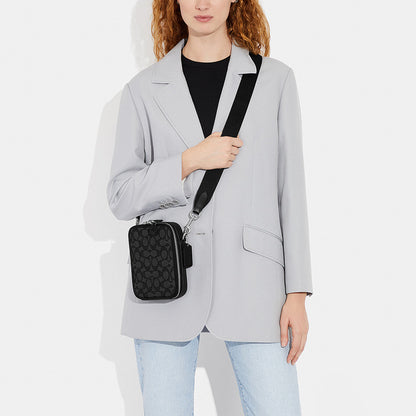 กระเป๋าสะพายข้างผู้ชาย รุ่น Stanton Crossbody In Signature Jacquard