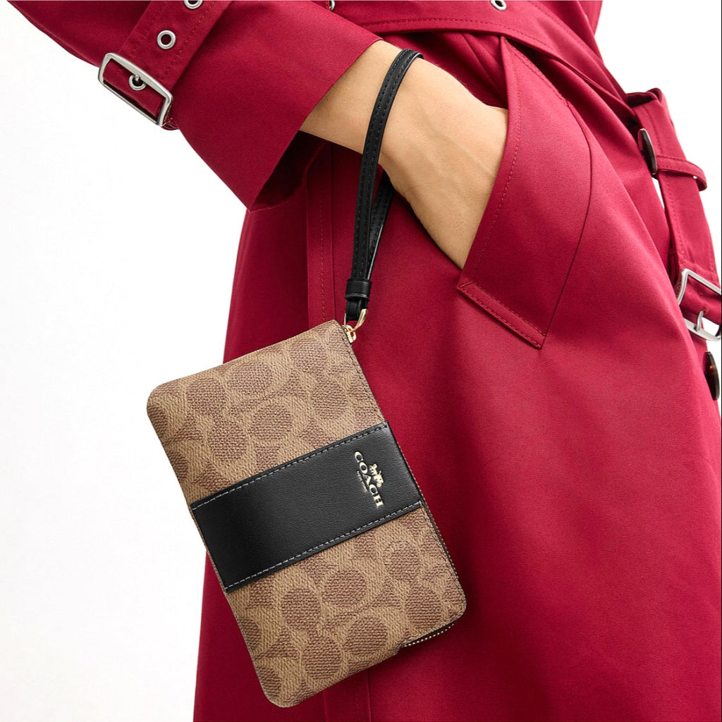 กระเป๋าคล้องมือผู้หญิง รุ่น Corner Zip Wristlet In Signature Canvas With Stripe