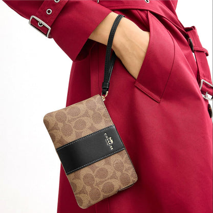 กระเป๋าคล้องมือผู้หญิง รุ่น Corner Zip Wristlet In Signature Canvas With Stripe