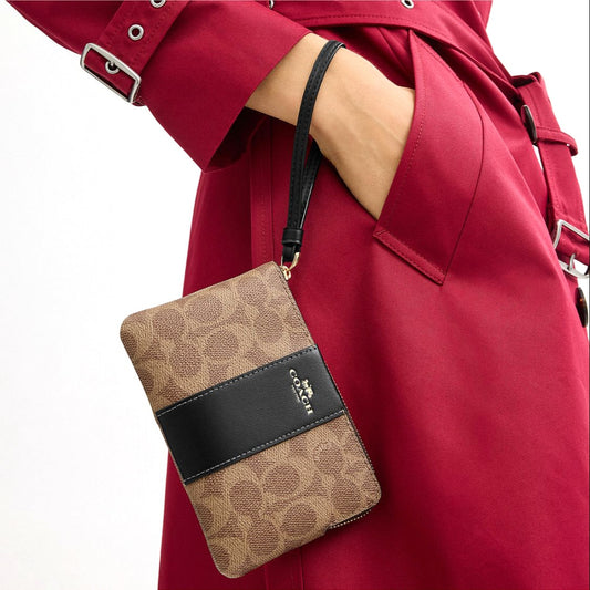 กระเป๋าคล้องมือผู้หญิง รุ่น Corner Zip Wristlet In Signature Canvas With Stripe