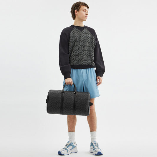 กระเป๋าเดินทางผู้ชาย รุ่น Venturer Bag In Signature Canvas