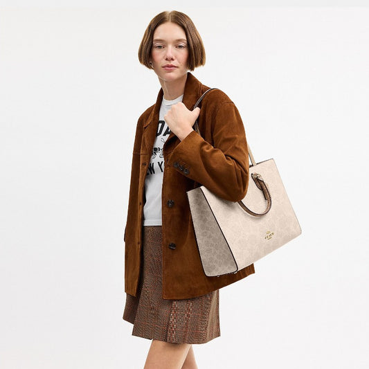 กระเป๋าสะพายผู้หญิง รุ่น Maggie Tote Bag In Blocked Signature Canvas