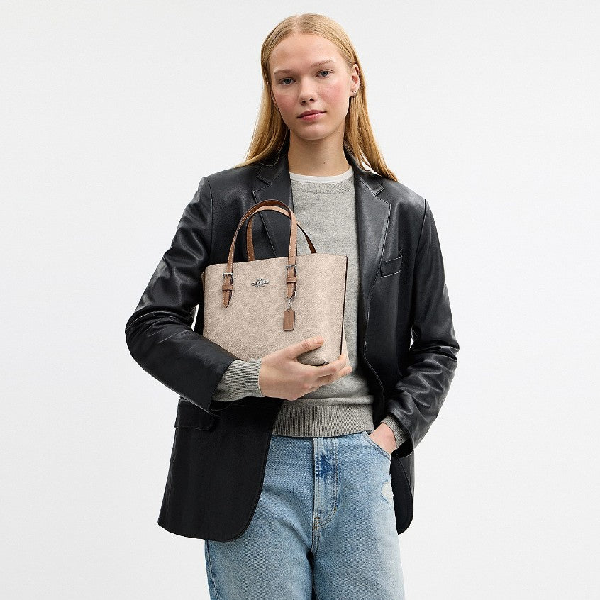 กระเป๋าสะพายผู้หญิง รุ่น Mollie Tote Bag 25 In Signature Canvas